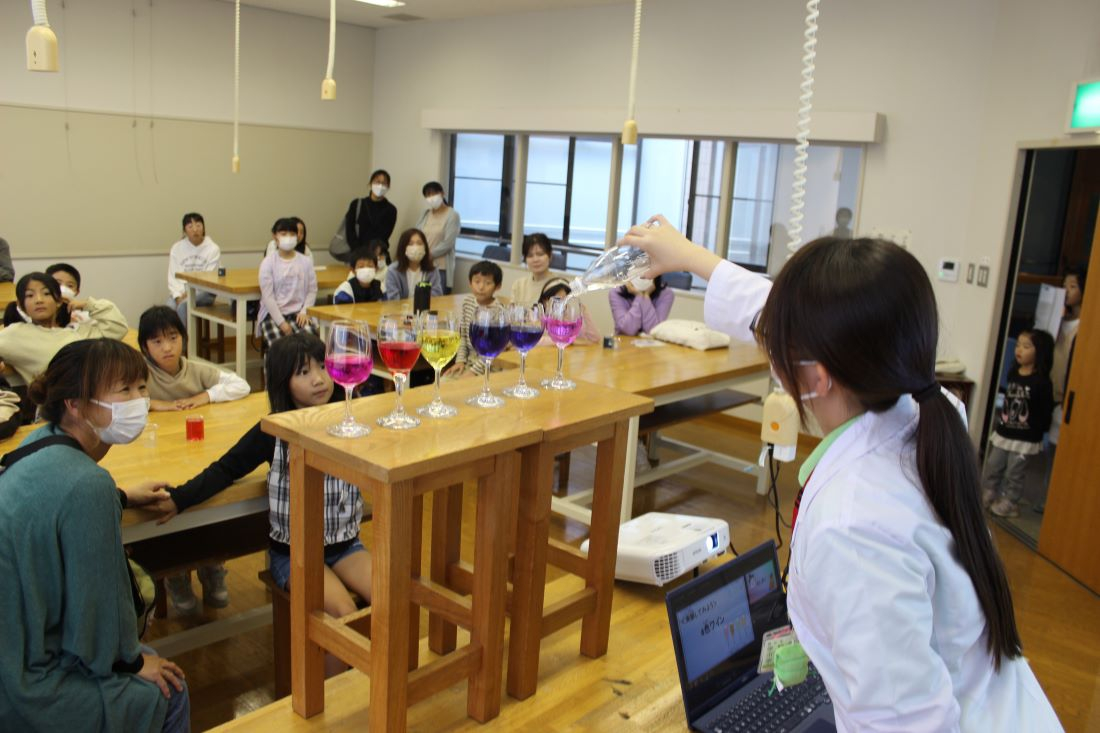 科学ボランティアが楽しい実験ショー/約200人が参加し井原市で子ども科学教室