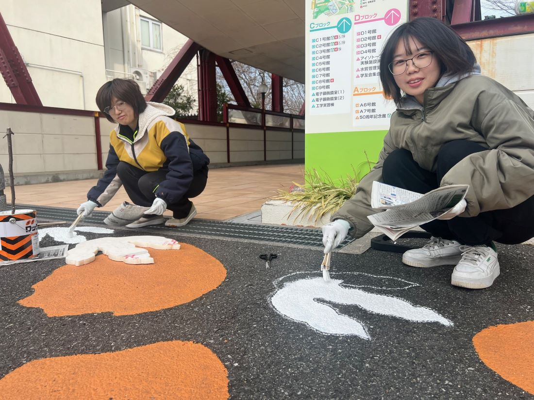 「恐竜時代に思いをはせて!」/岡山キャンパスに3種類の実物大足跡完成!