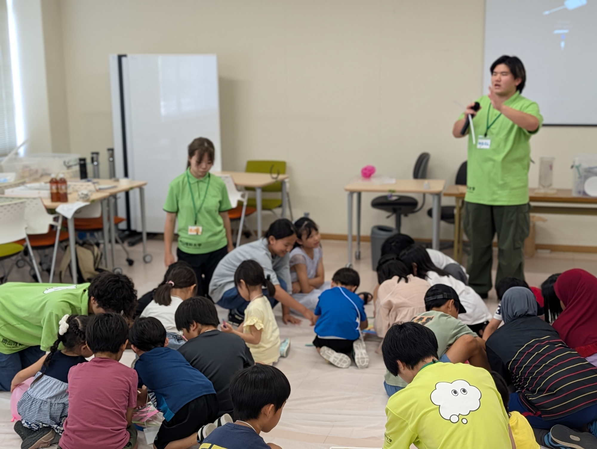 岡山理科大　図書館で「サマースタディ」開催！サイエンスショーとコマ作りで科学を楽しみました