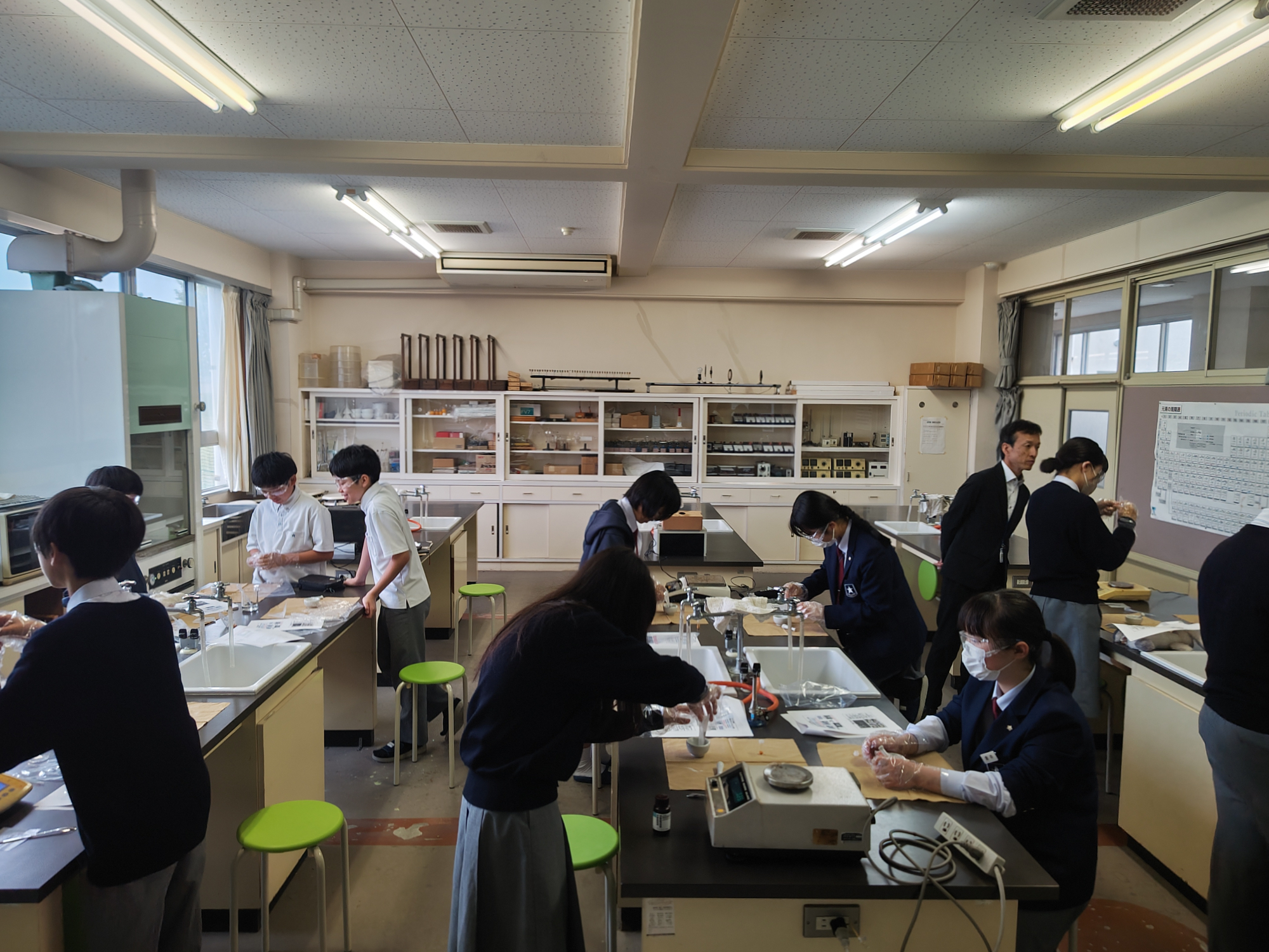 米子北斗中学校で中学生を対象とした出張化学実験教室を開催しました