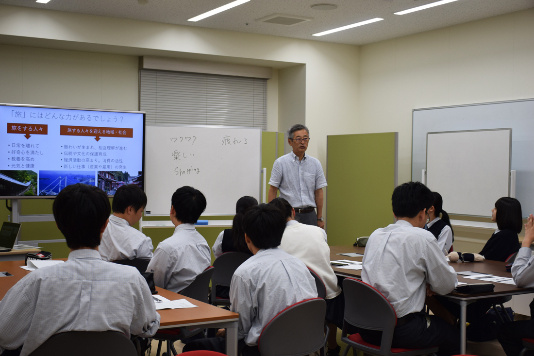 倉敷鷲羽高校2年生25人が学内見学