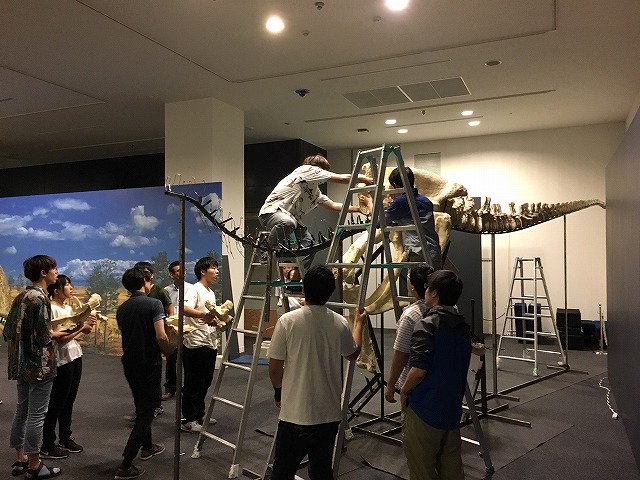 タルボサウルスの組み上げ完了――13日から大恐竜展