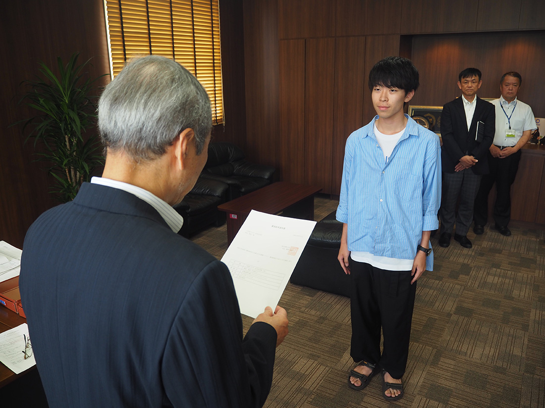 松下さん、平岡さん、岡田さんに「岡理GAP」の通知書授与