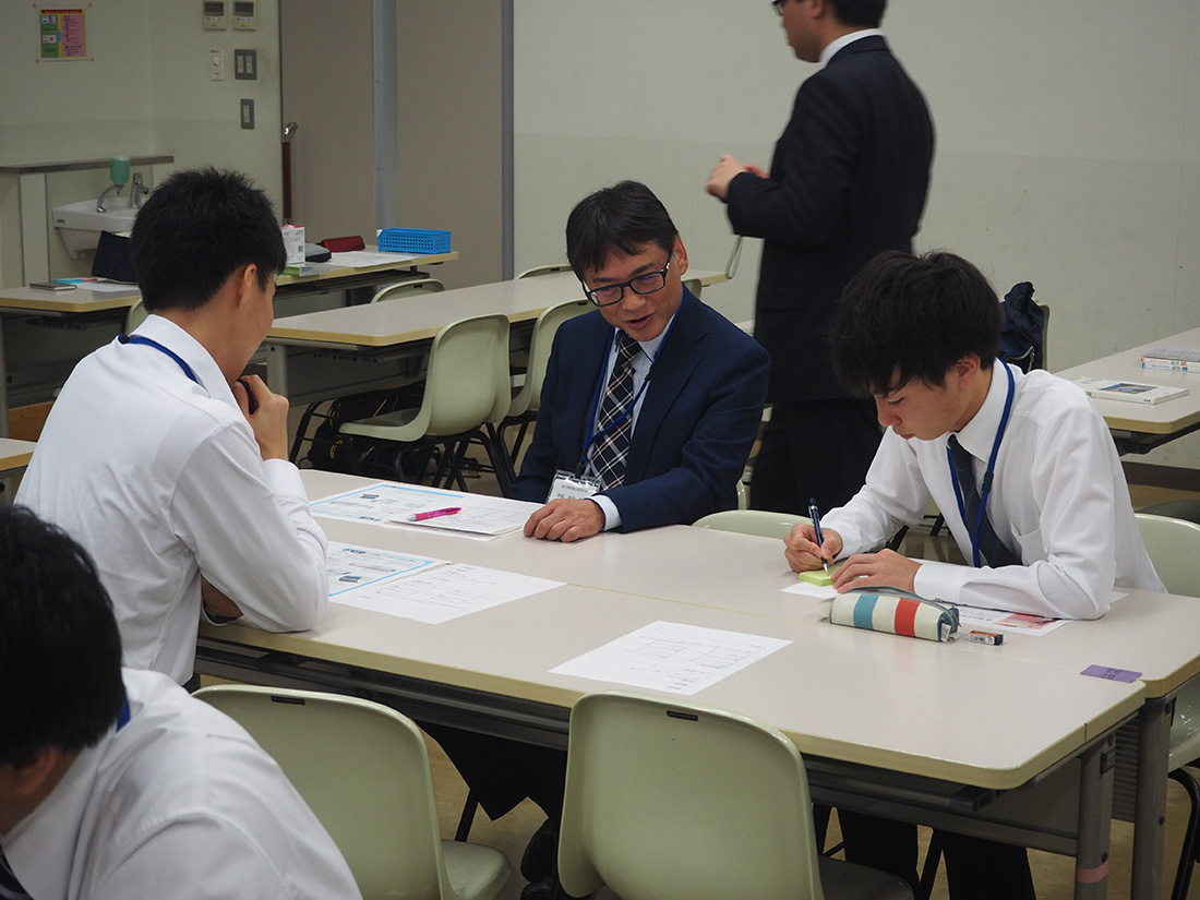 同窓の先輩教員が学生たちを熱く指導　「ホームカミングデー」開催