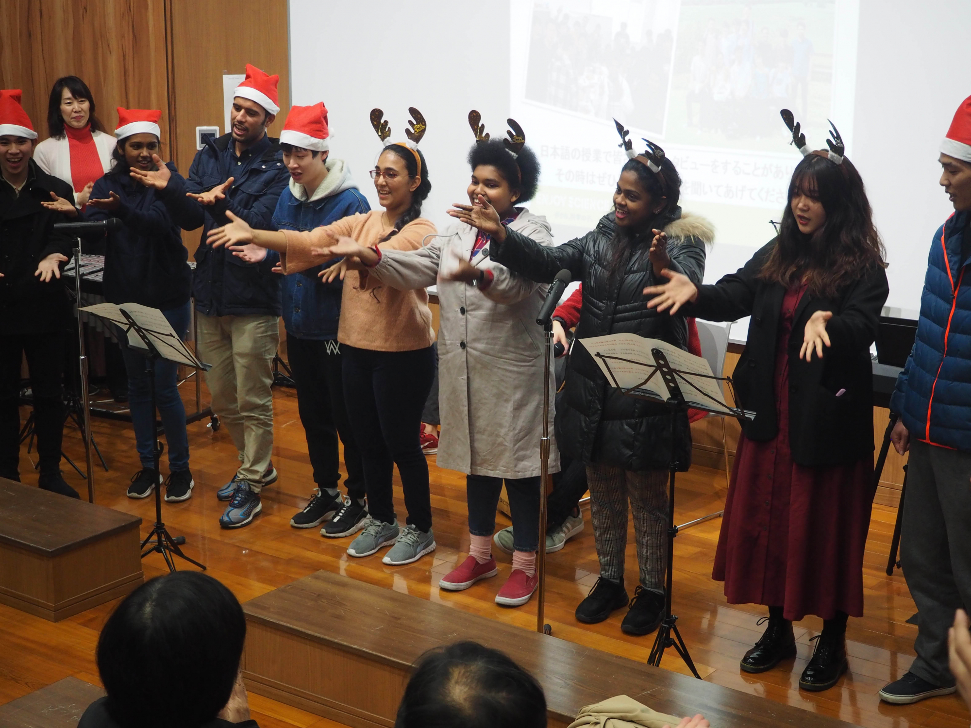 クリスマスムード満喫!! ランチタイムコンサートに歓声