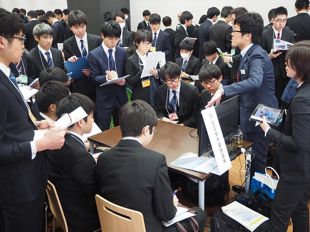 合同業界研究会スタート　350社参加　理系学生に熱視線！