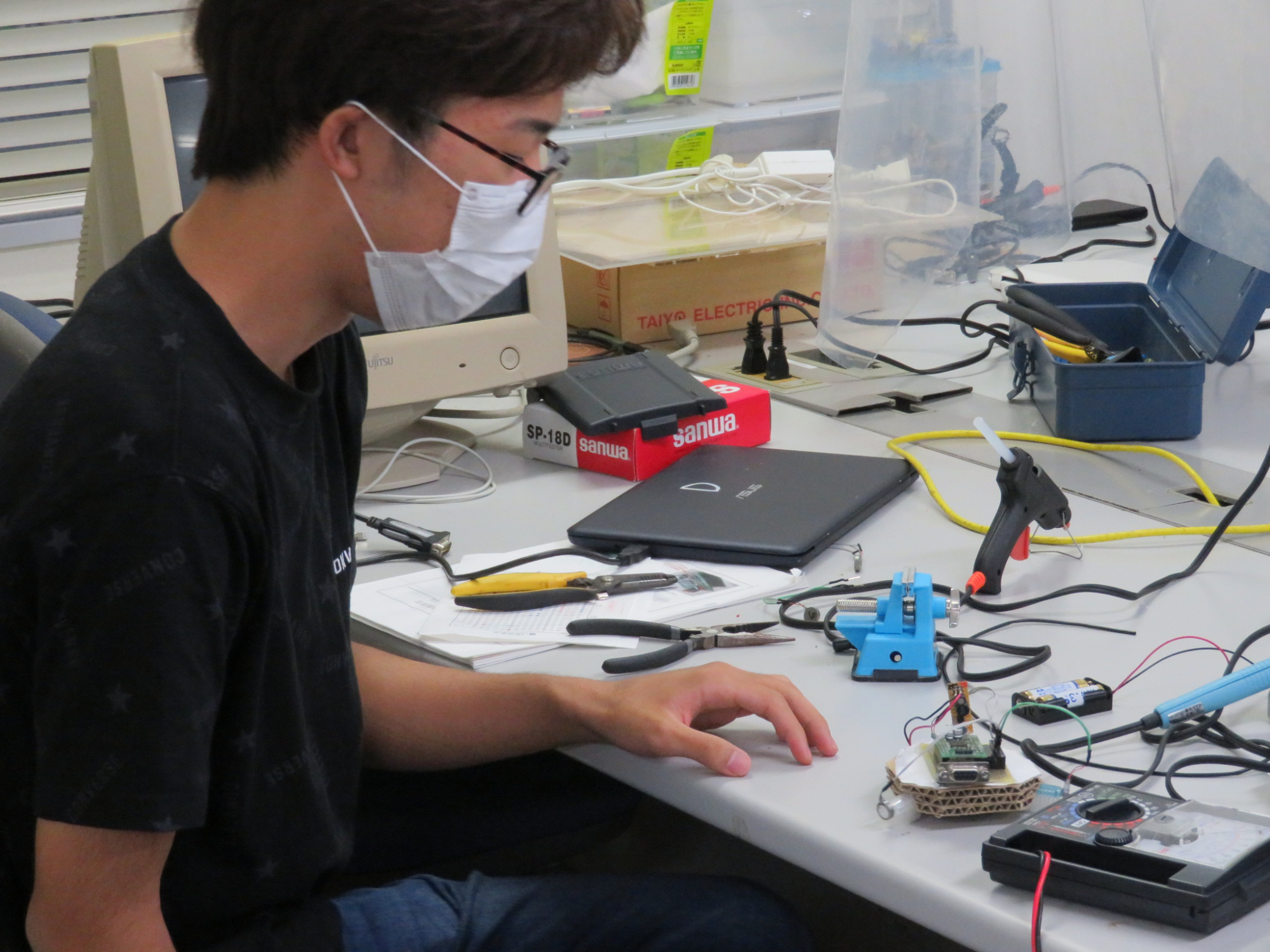 知能機械・工プロ1年生がロボットコンテストの授業 「実験・実習は大切」