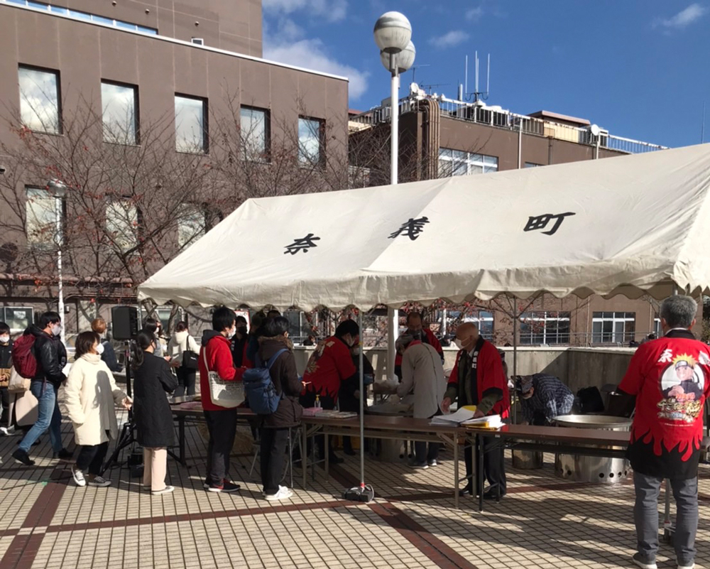 「コロナ禍に負けず頑張って‼」／奈義町の皆さんが学生に豚汁250食炊き出し