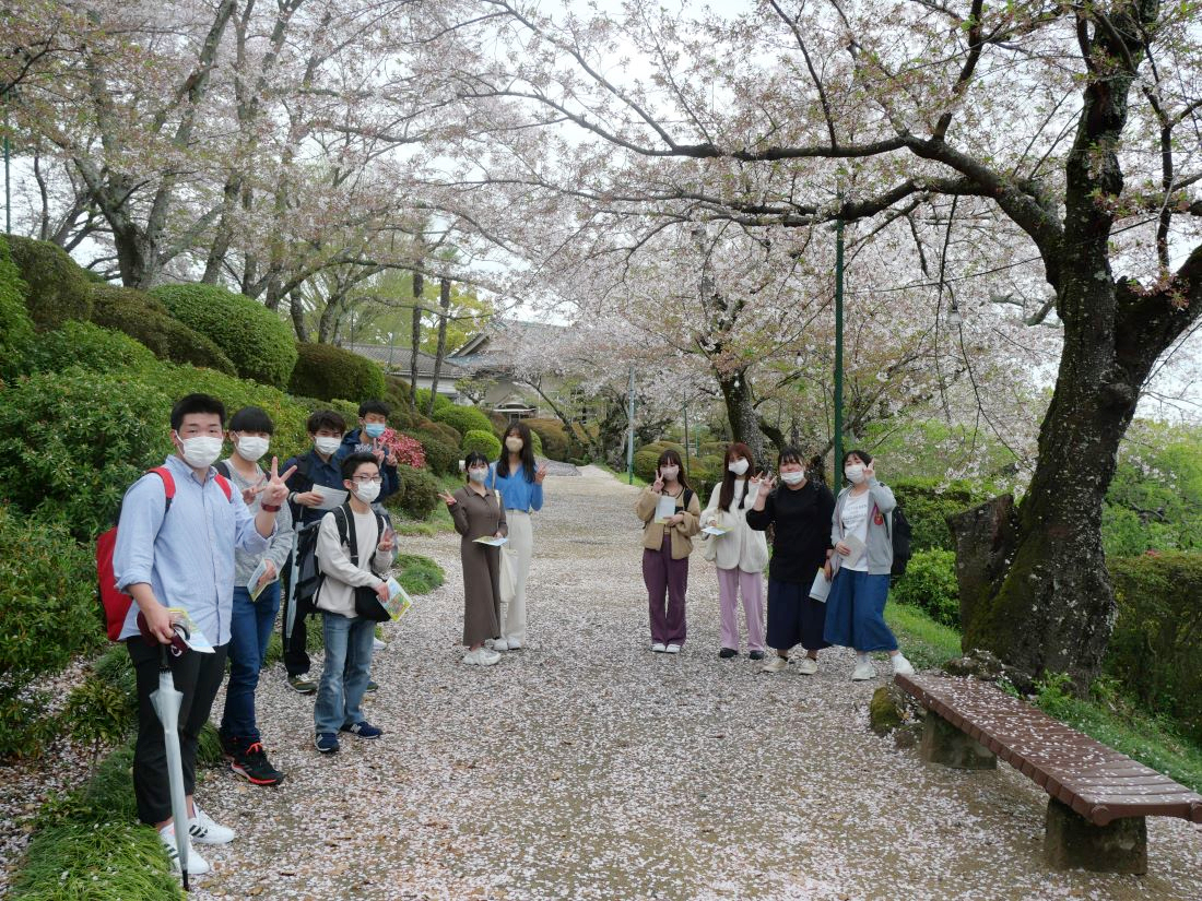 新入生の笑顔も満開／半田山植物園散策