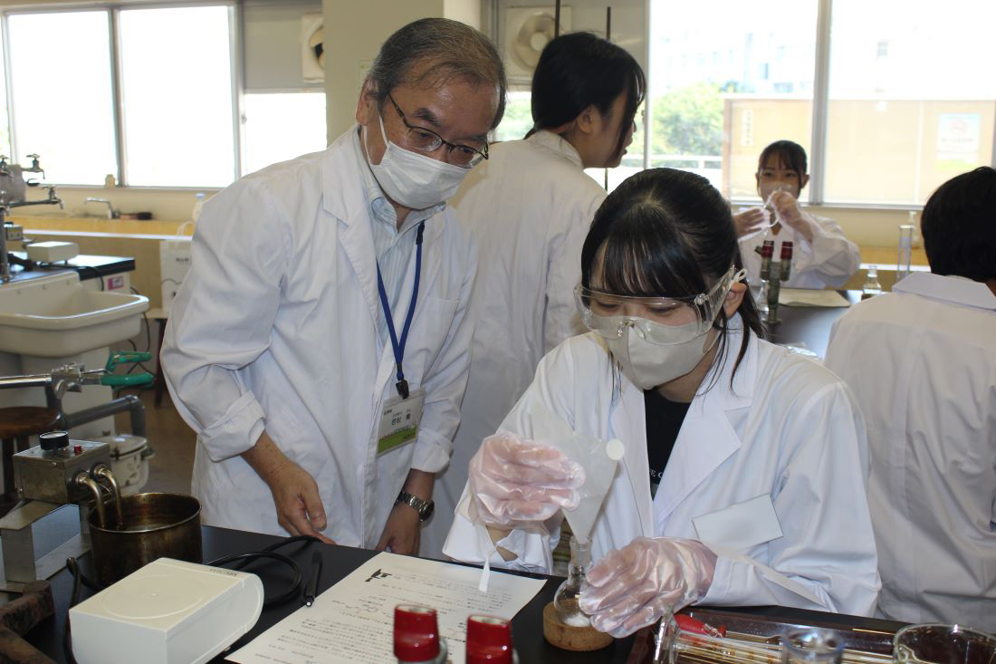 「実験ってとても楽しい!」高校生約25人が参加し化学実験教室開催