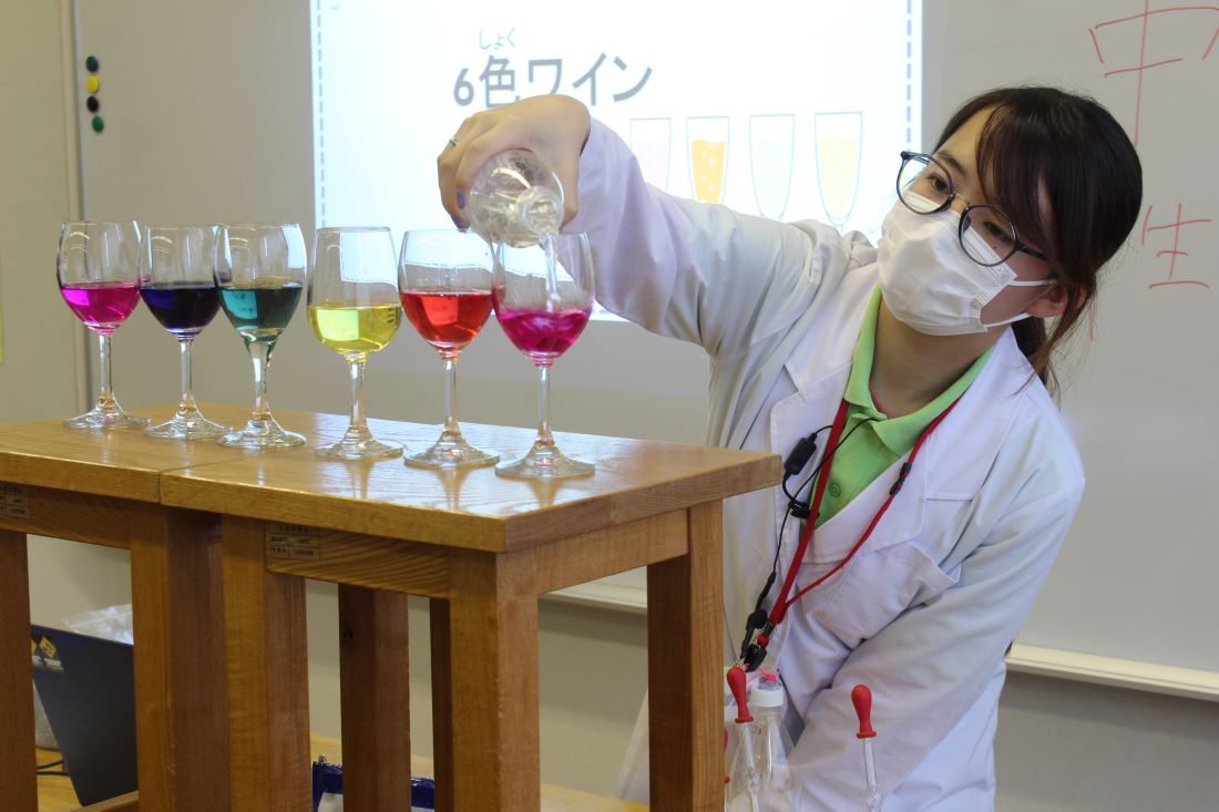 科学ボランティアが楽しい実験ショー/約200人が参加し井原市で子ども科学教室