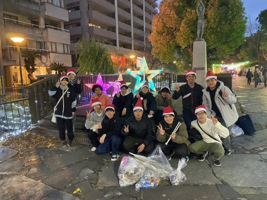 サンタの姿で街をきれいに/岡山理科大学RAC
