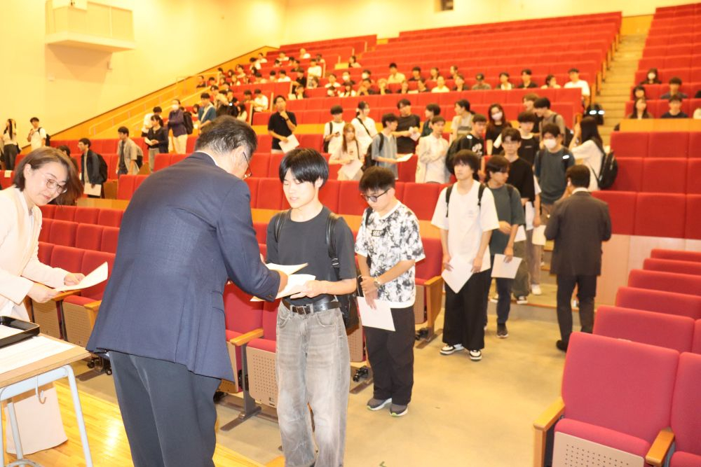 2026年度の学業特待生230人に認定書授与