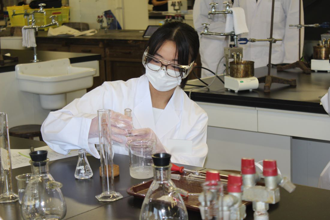 「実験ってとても楽しい!」高校生約25人が参加し化学実験教室開催