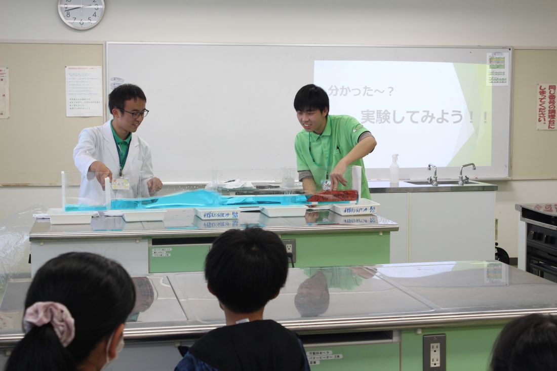 科学ボランティアが楽しい実験ショー/約200人が参加し井原市で子ども科学教室