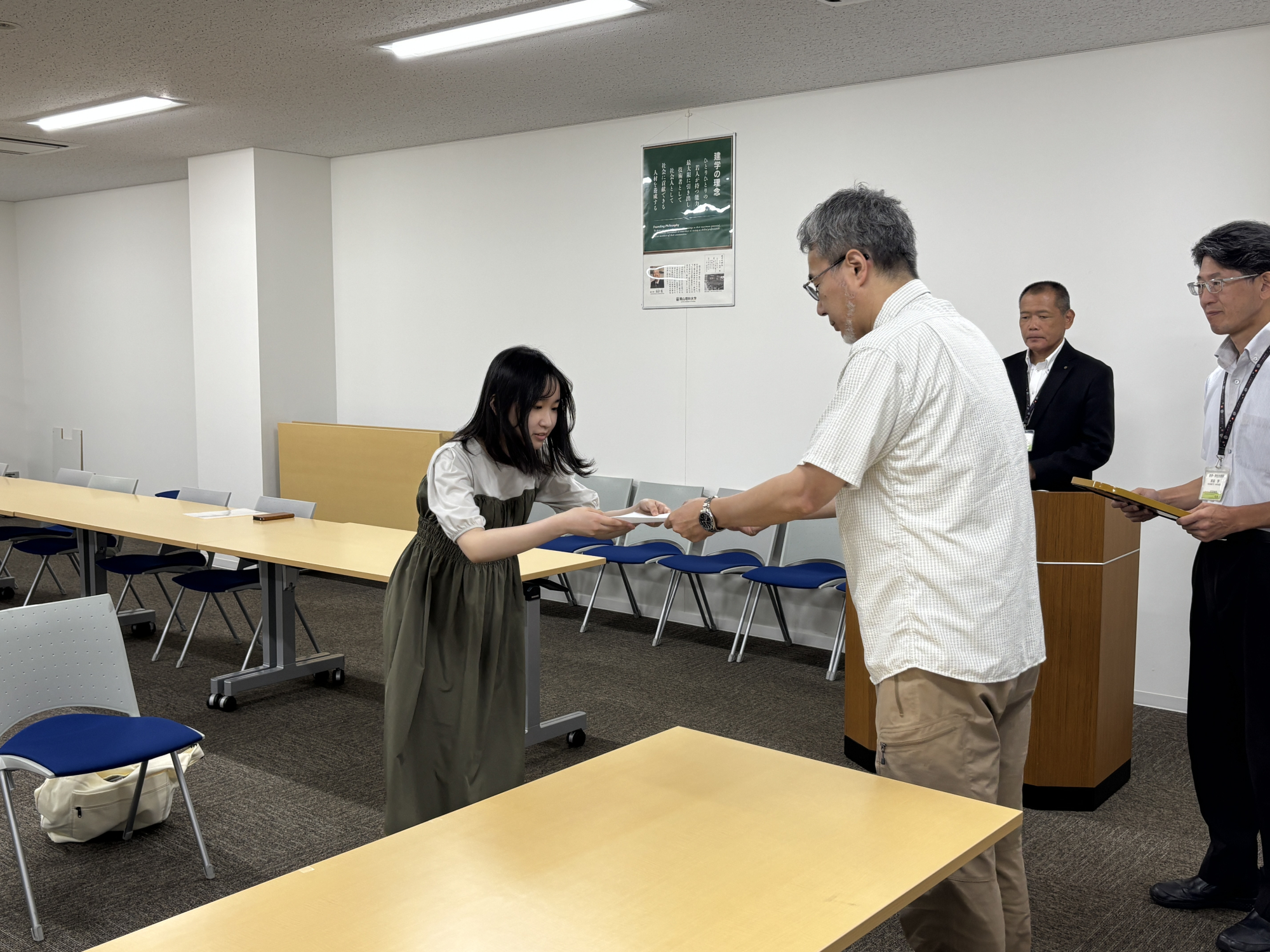 「髙居百合子獣医学奨学財団 奨学金決定通知交付式」を開催（今治キャンパス）