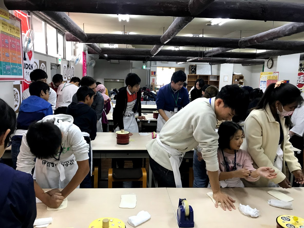 国際交流バスツアーでうどん作りに挑戦！　グローバル教育センター