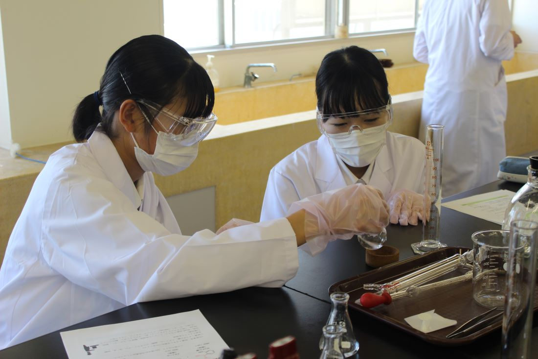 「実験ってとても楽しい!」高校生約25人が参加し化学実験教室開催