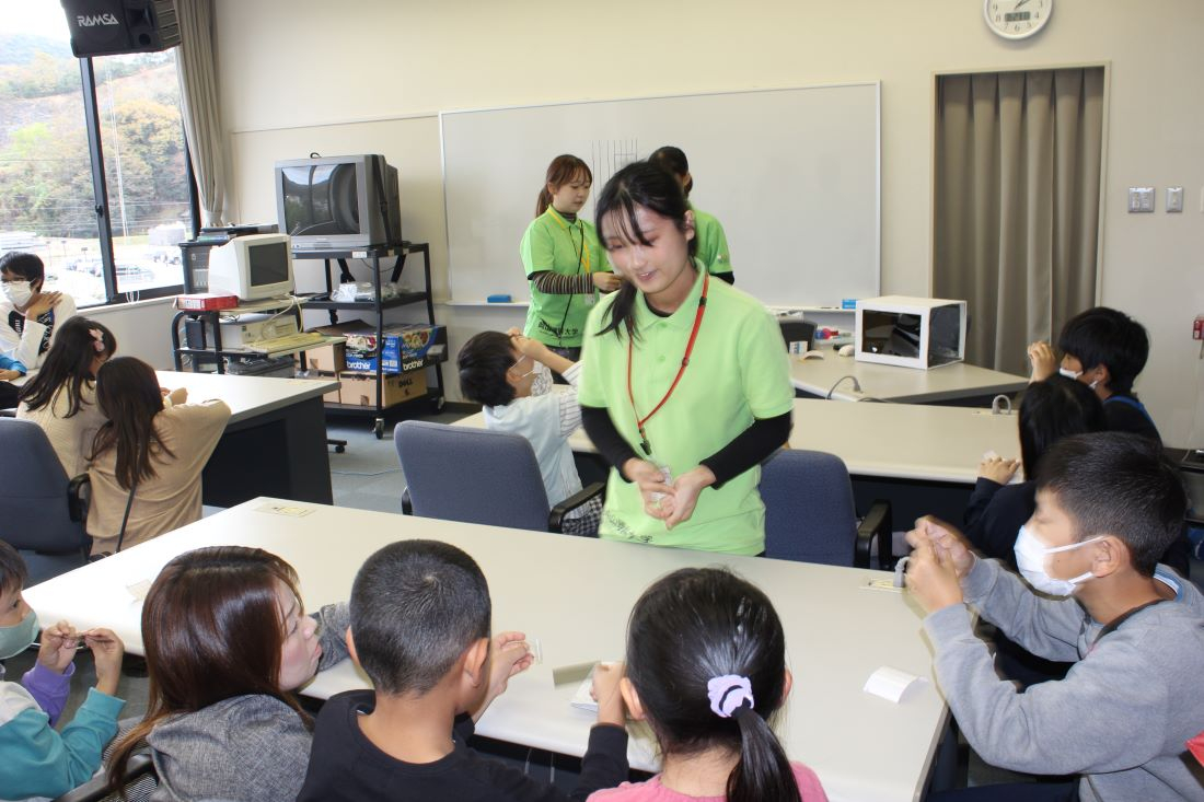 科学ボランティアが楽しい実験ショー/約200人が参加し井原市で子ども科学教室