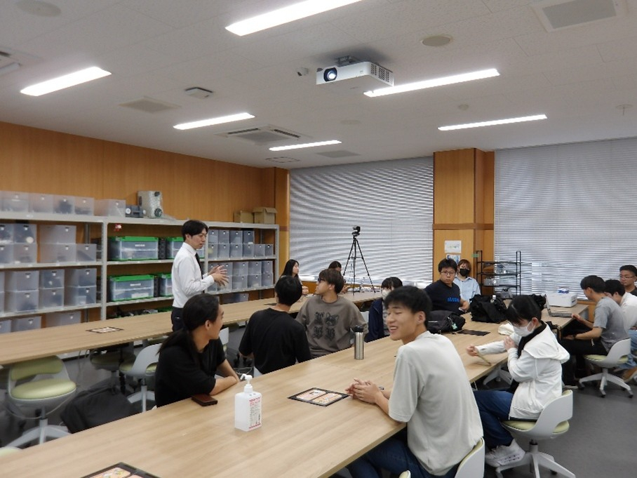 大連東軟信息学院とオンライン協働でロボットづくり競う