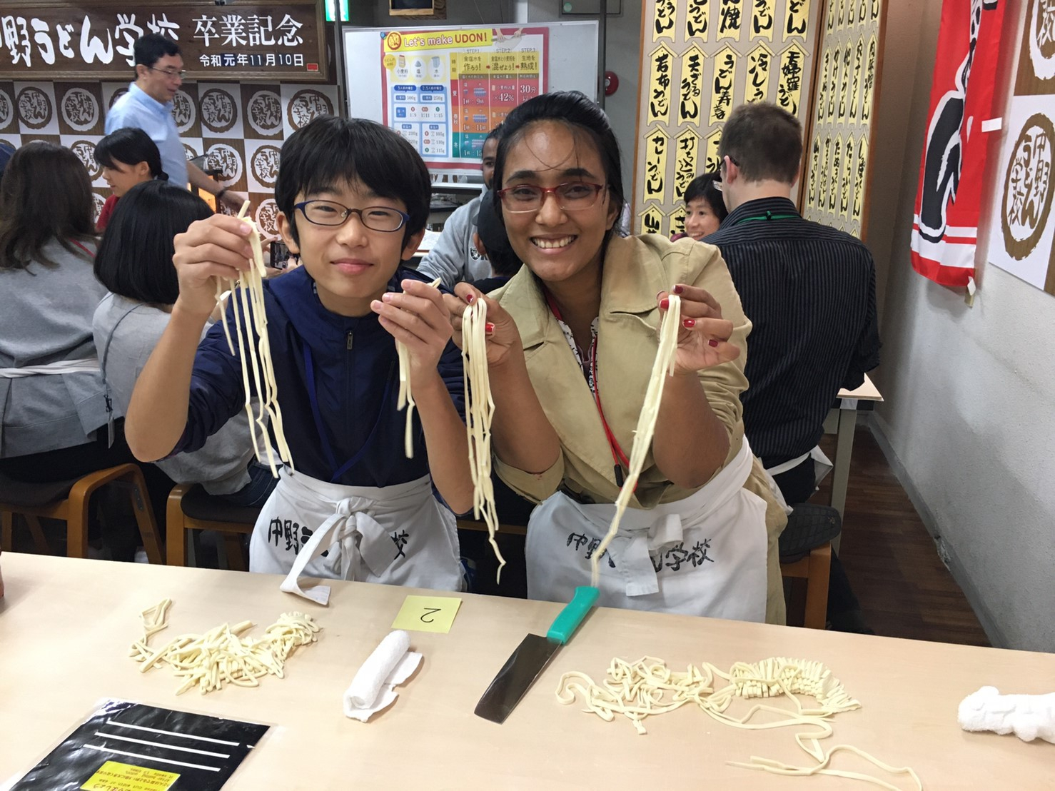 国際交流バスツアーでうどん作りに挑戦！　グローバル教育センター
