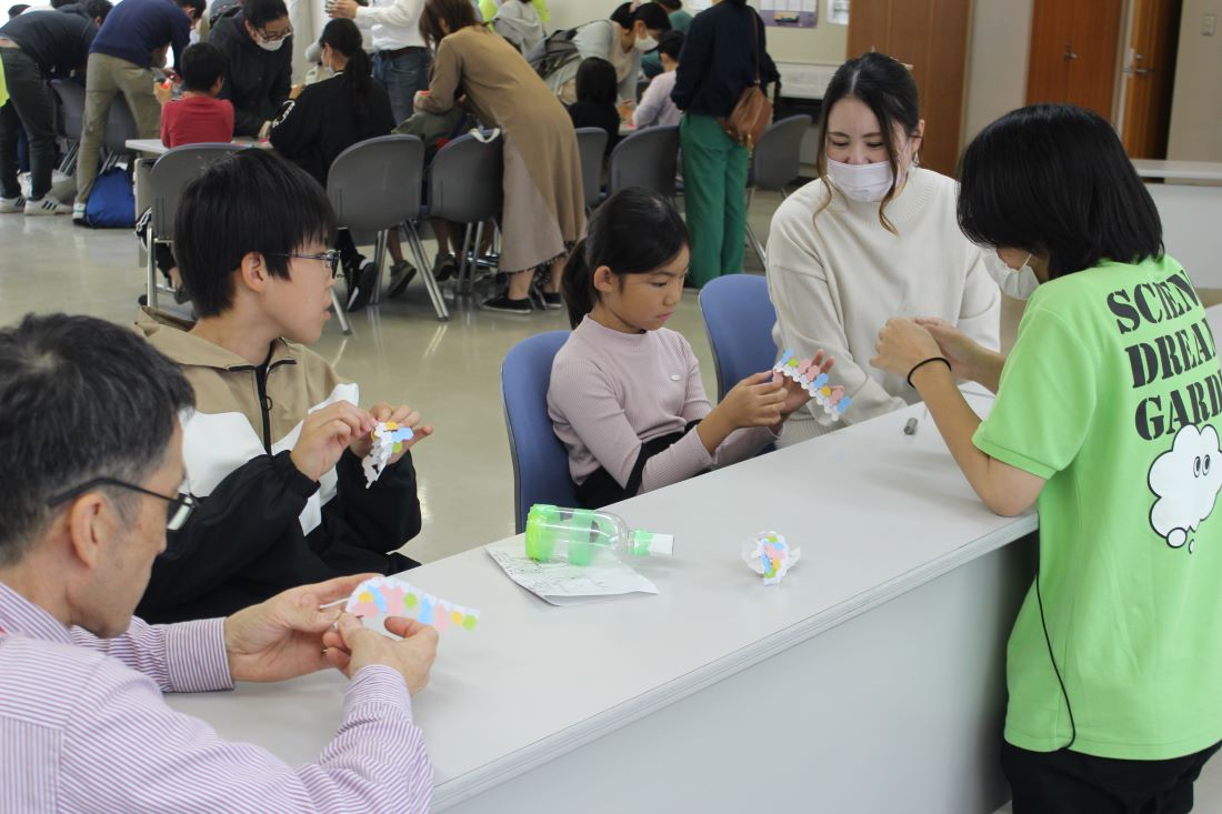 科学ボランティアが楽しい実験ショー/約200人が参加し井原市で子ども科学教室