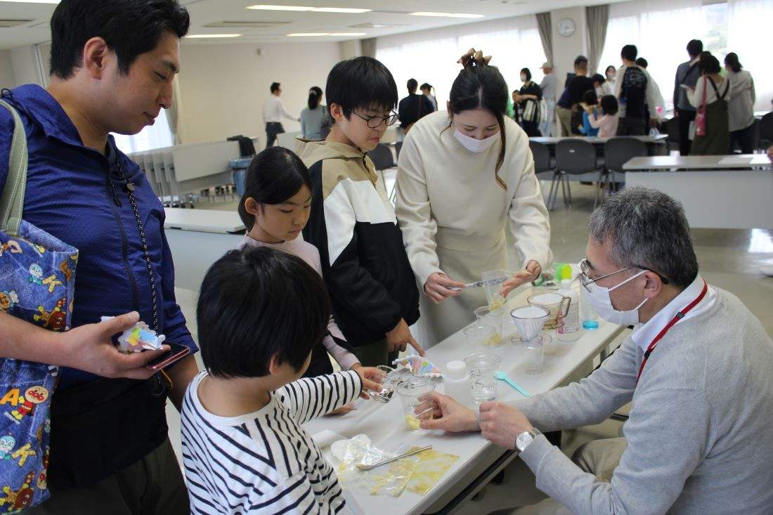 科学ボランティアが楽しい実験ショー/約200人が参加し井原市で子ども科学教室