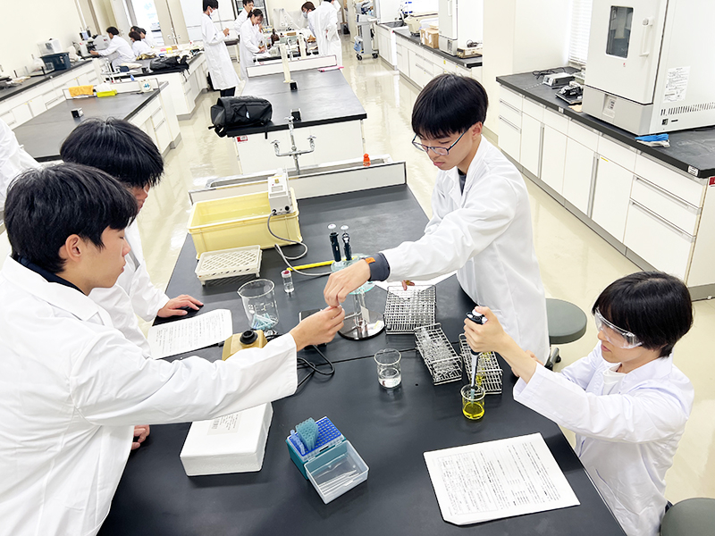 1年生の基礎医学実習で人工透析の基礎原理を学ぶ
