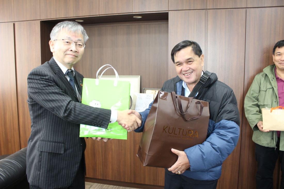 Mayor of Cebu Island, Philippines, Visits Land-based Aquaculture Facilities