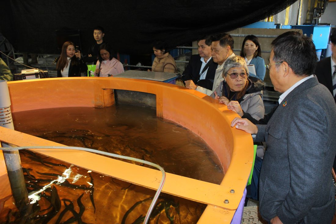 Mayor of Cebu Island, Philippines, Visits Land-based Aquaculture Facilities