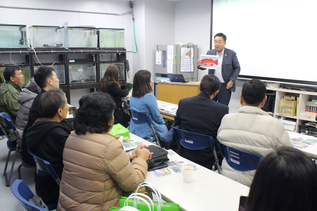 Mayor of Cebu Island, Philippines, Visits Land-based Aquaculture Facilities